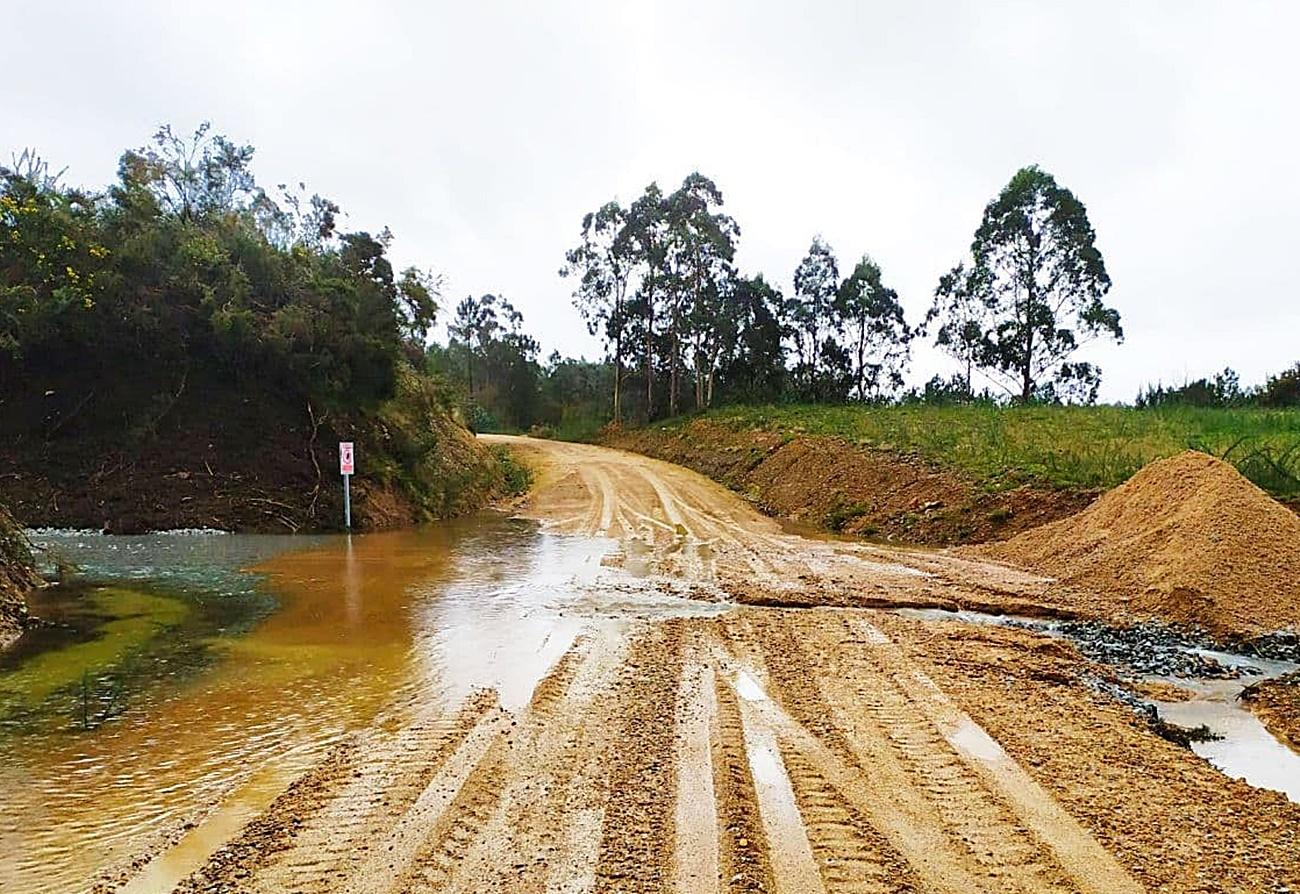 Acceso a la mina de Viralongo con uno de los bombeos de aguas residuales denunciados por la organización (Foto: Ecoloxistas en Acción).