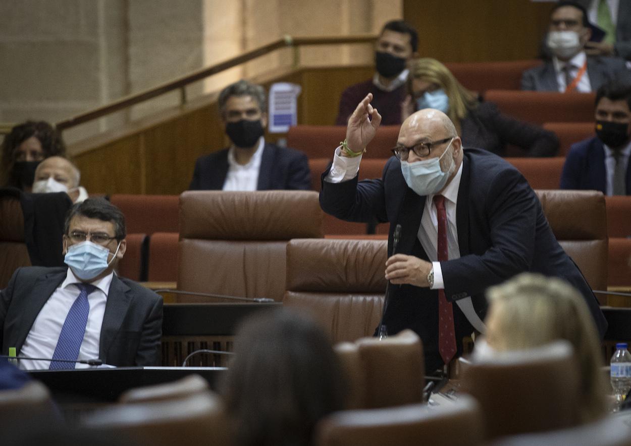 El portavoz ultra Alejandro Hernández, momentos antes de abandonar el Pleno donde mandó a la presidenta a "tomar por culo". MARÍA JOSÉ LÓPEZ/EP