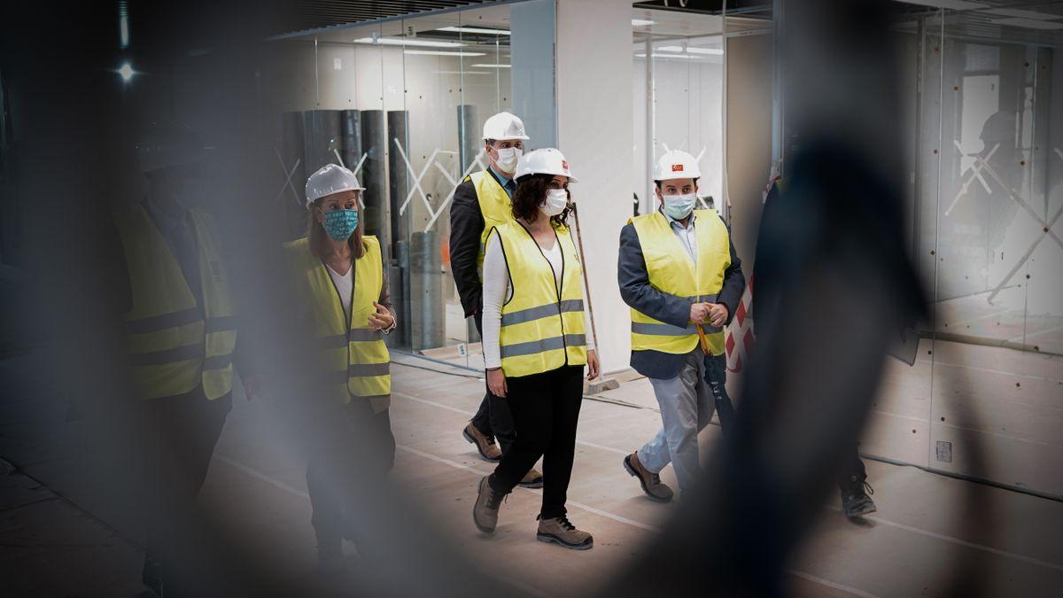 Ayuso visita por enésima vez las obras del hospital de urgencias Isabel Zendal