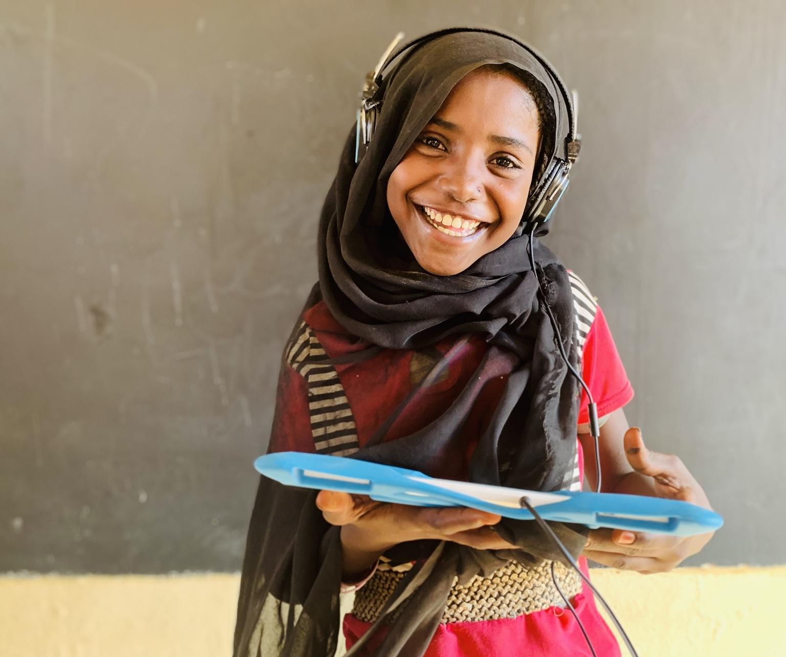 Una niña en su primer día con una tableta para estudiar en Tamantay, un pueblo de Kassala State, Sudan. Foto: UNICEF