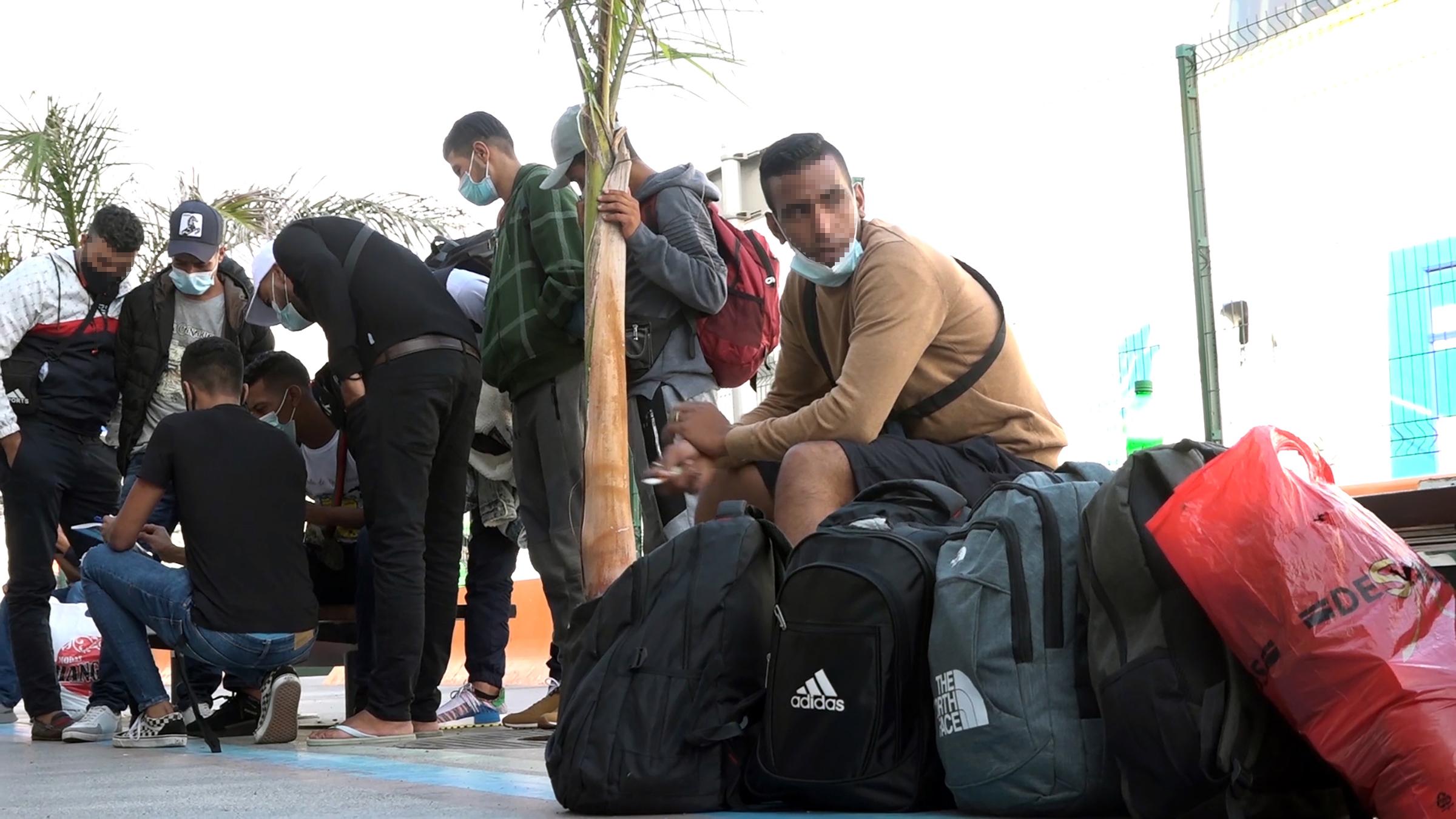 Un grupo de inmigrantes espera a tomar un barco en la terminal de ferry de Santa Cruz de Tenerife, en Santa Cruz de Tenerife (España)