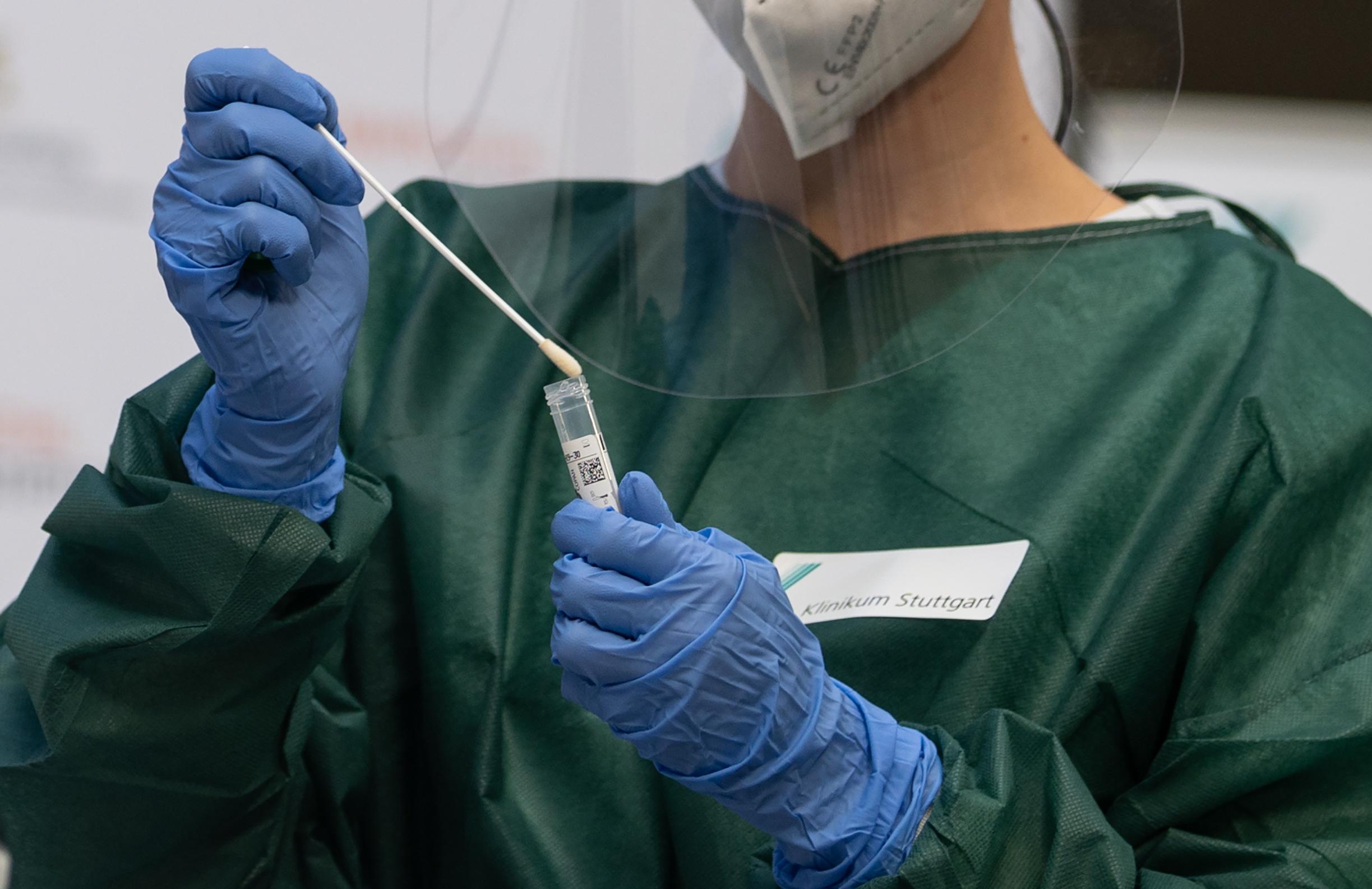 Imagen de recurso de una médica realizando un test PCR. Fuente: Europa Press.