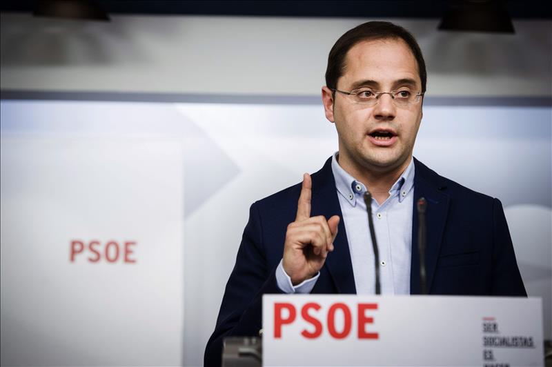 Sánchez deja caer a Gómez "porque perjudica" al PSM con temas como "el tren de Parla y la Púnica"