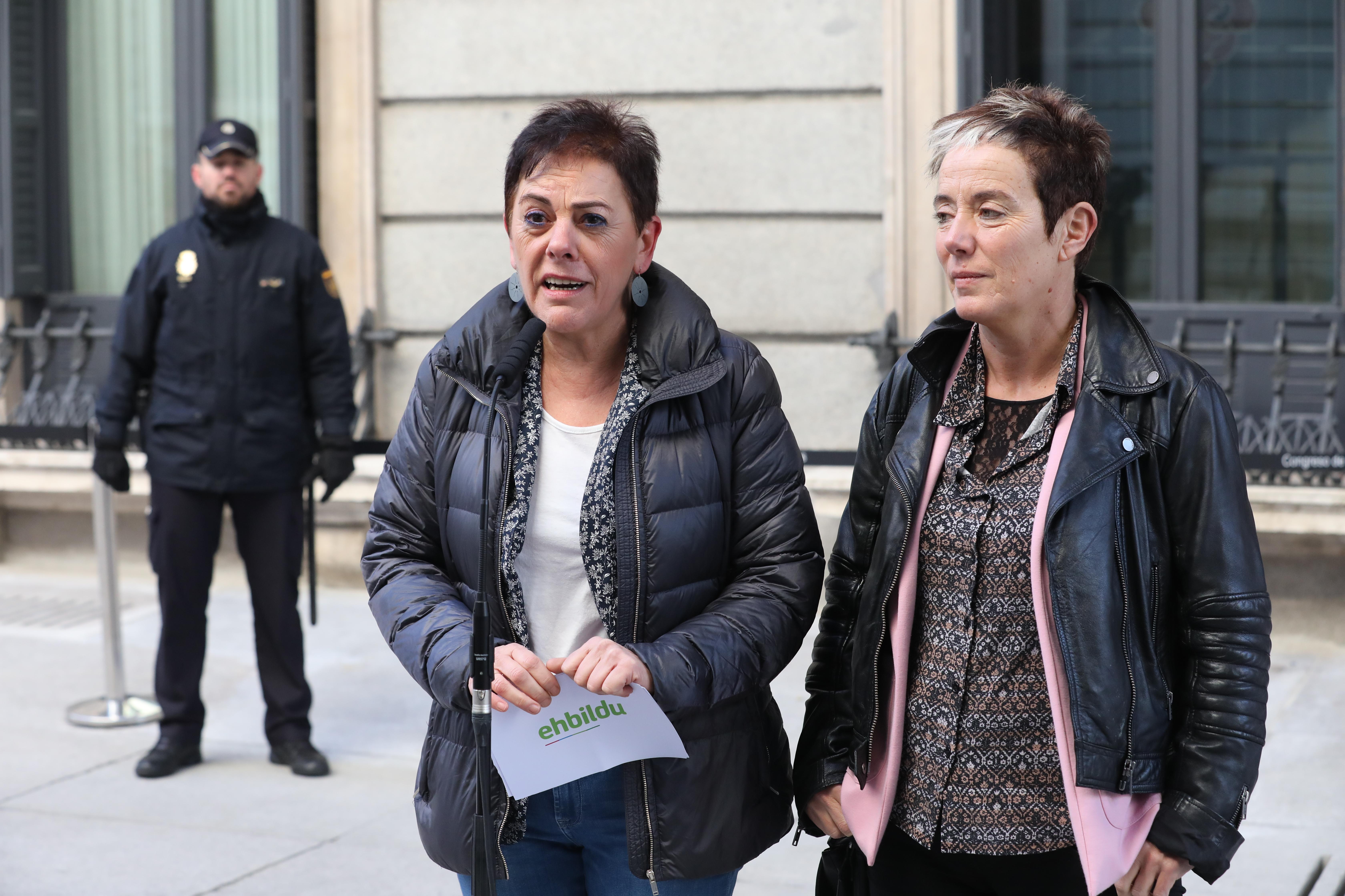 (I-D) La portavoz de EH Bildu en el Congreso, Mertxe Aizpurua y la diputada de EH Bildu, Bel Pozueta. Fuente: Europa Press.