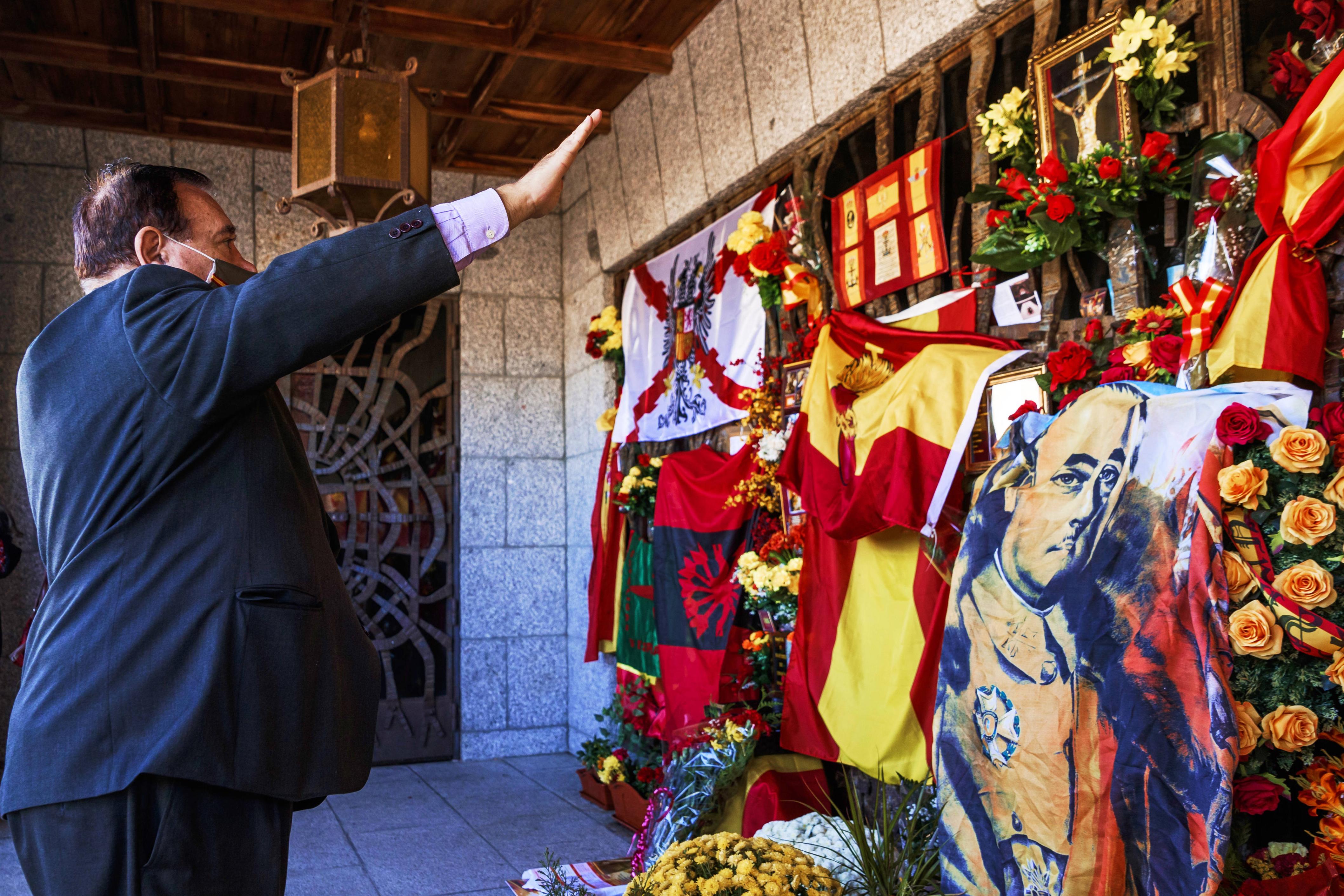 Un franquista durante el homenaje a Franco en Mingorrubio el 20N
