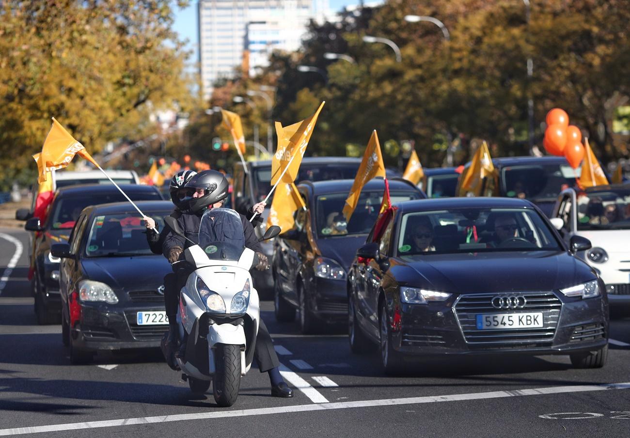 Caravana de coches en el Paseo de la Castellana contra la Ley Celaá