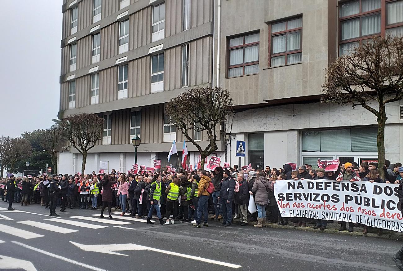 Concentración frente al Parlamento gallego de vecinos de Verín contra el cierre del paritorio celebrada a mediados de diciembre del año pasado (Foto: Archivo EP).