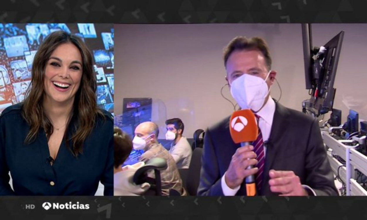 Mónica Carrillo y Matías Prats en el plató de los informativos de Antena 3.