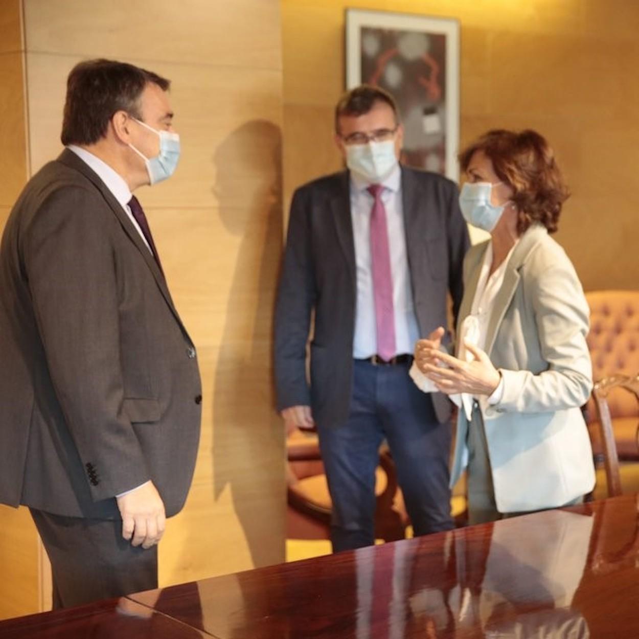 La vicepresidenta Carmen Calvo y el secretario de Estado de Relaciones con las Cortes, José Antonio Montilla, reunidos en el Congreso con el nacionalista Aitor Esteban, del PNV