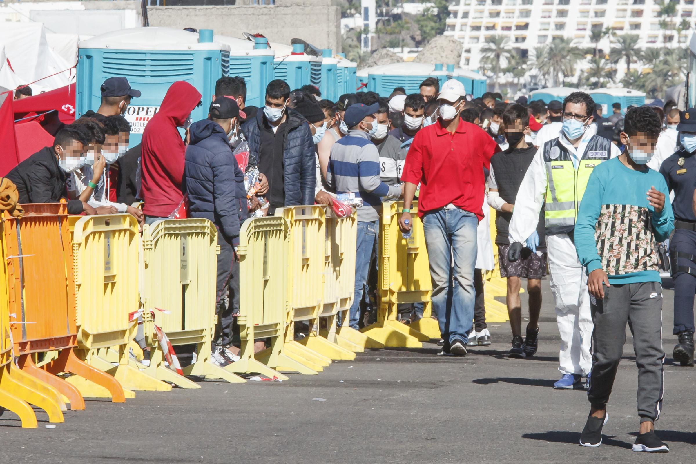 Varios inmigrantes hacen cola en el Muelle de Arguineguín, en Gran Canaria, Canarias. Fuente: Europa Press.