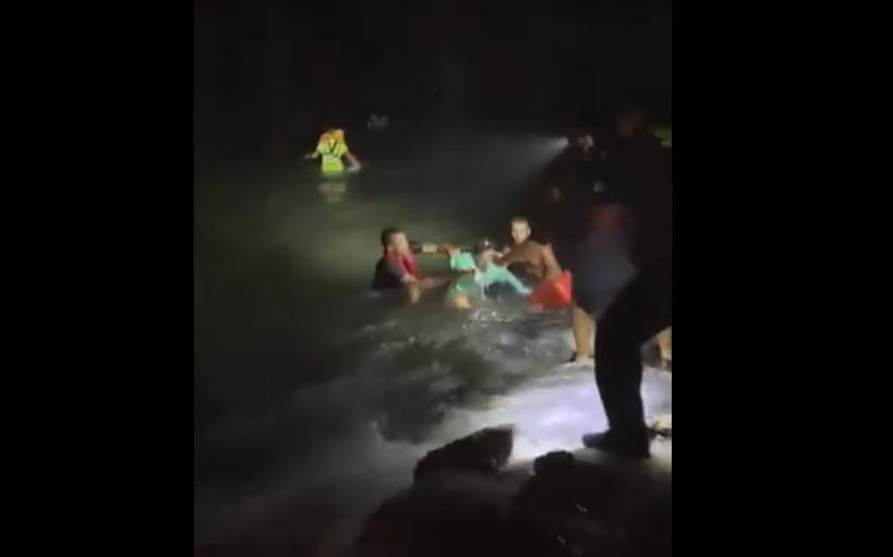 Una patera vuelca tras chocar con unas rocas en Lanzarote