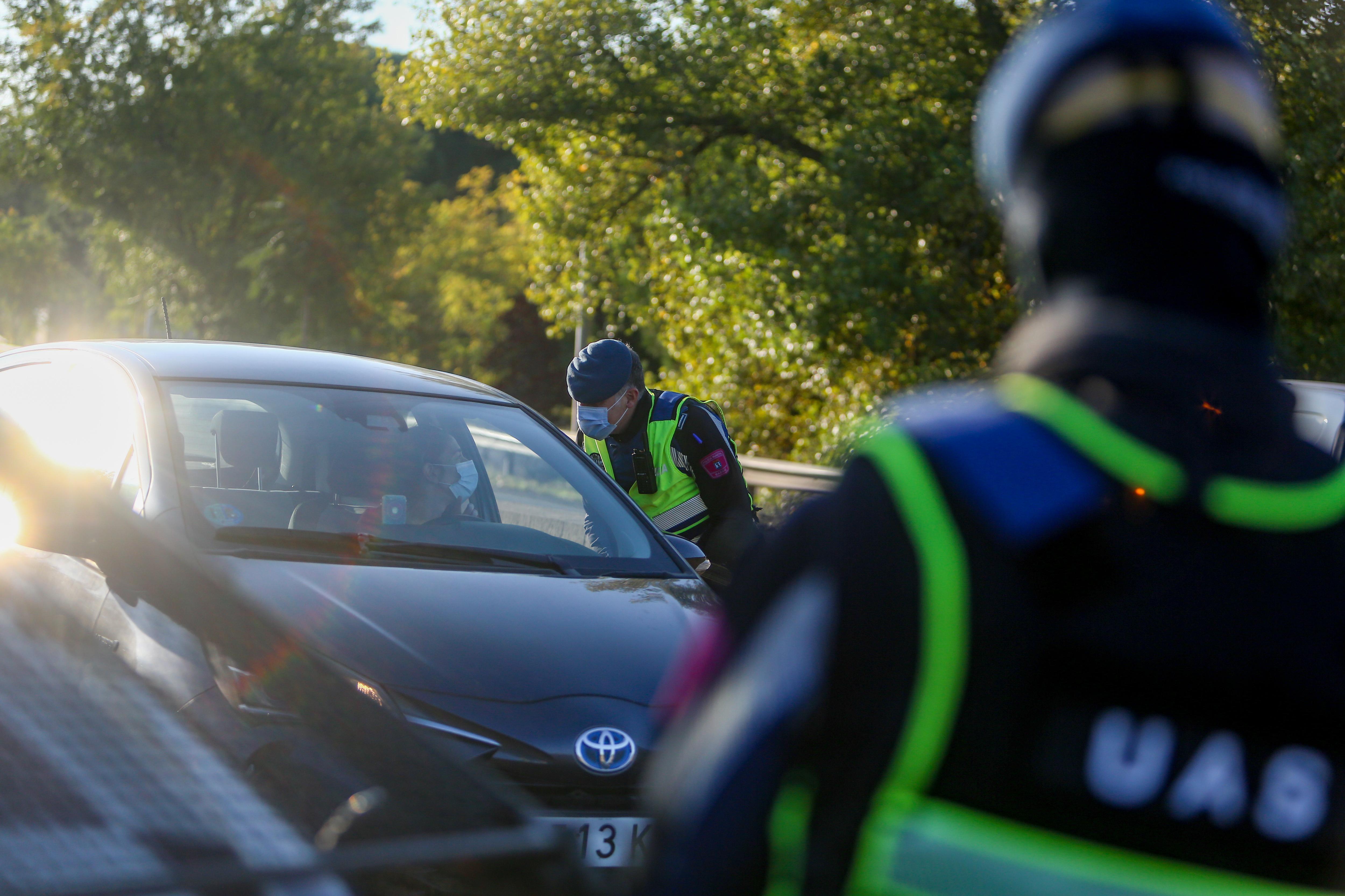 Un policía municipal le pide la documentación al conductor de un vehículo durante un control efectuado en la Carretera de Castilla / EP