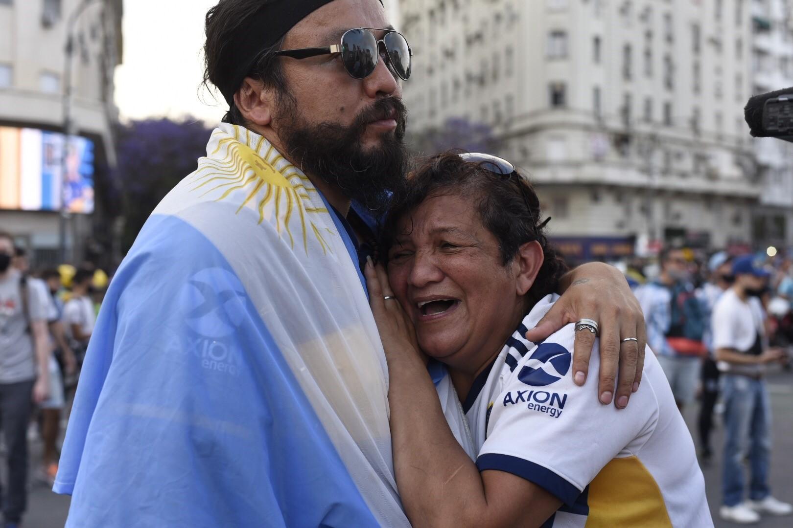 Una mujer llora la muerte de Maradona / EP