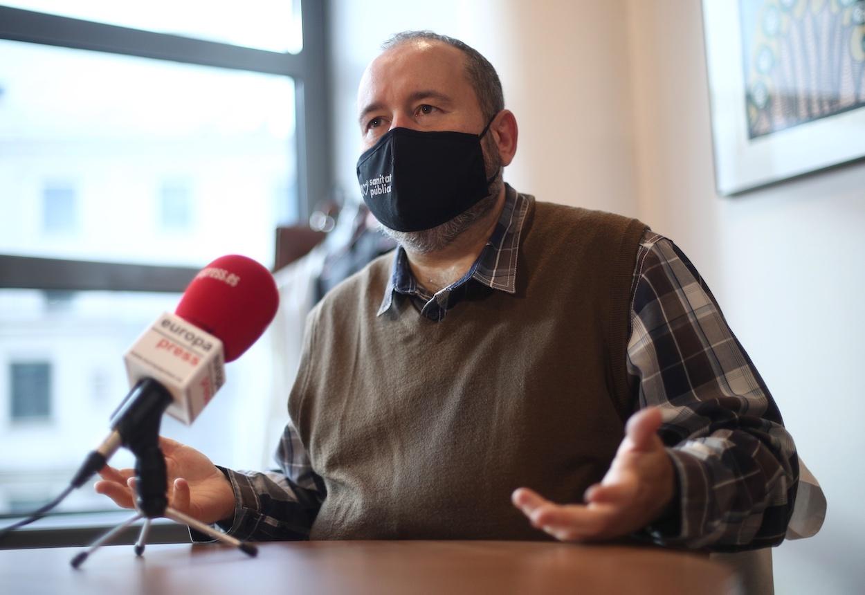 El portavoz de educación de Unidas Podemos en el Congreso, Joan Mena, durante una entrevista para Europa Press en la Cámara Baja, en Madrid