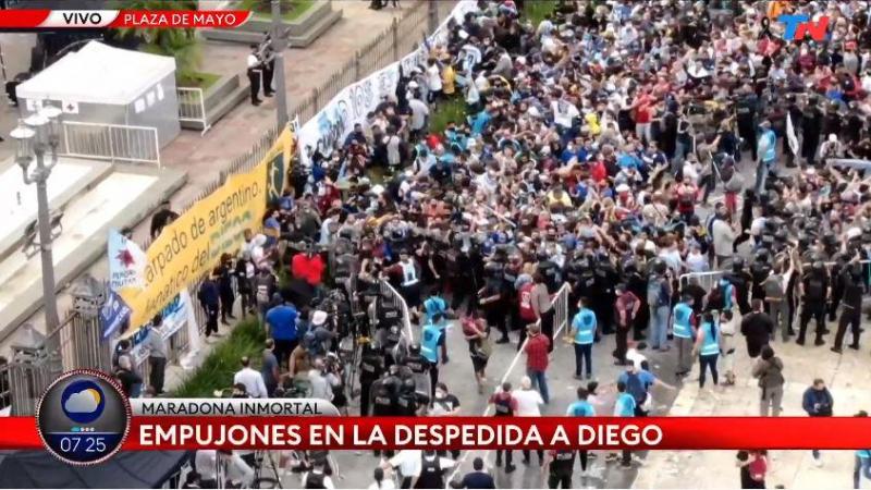 policía argentina carga contra los aficionados