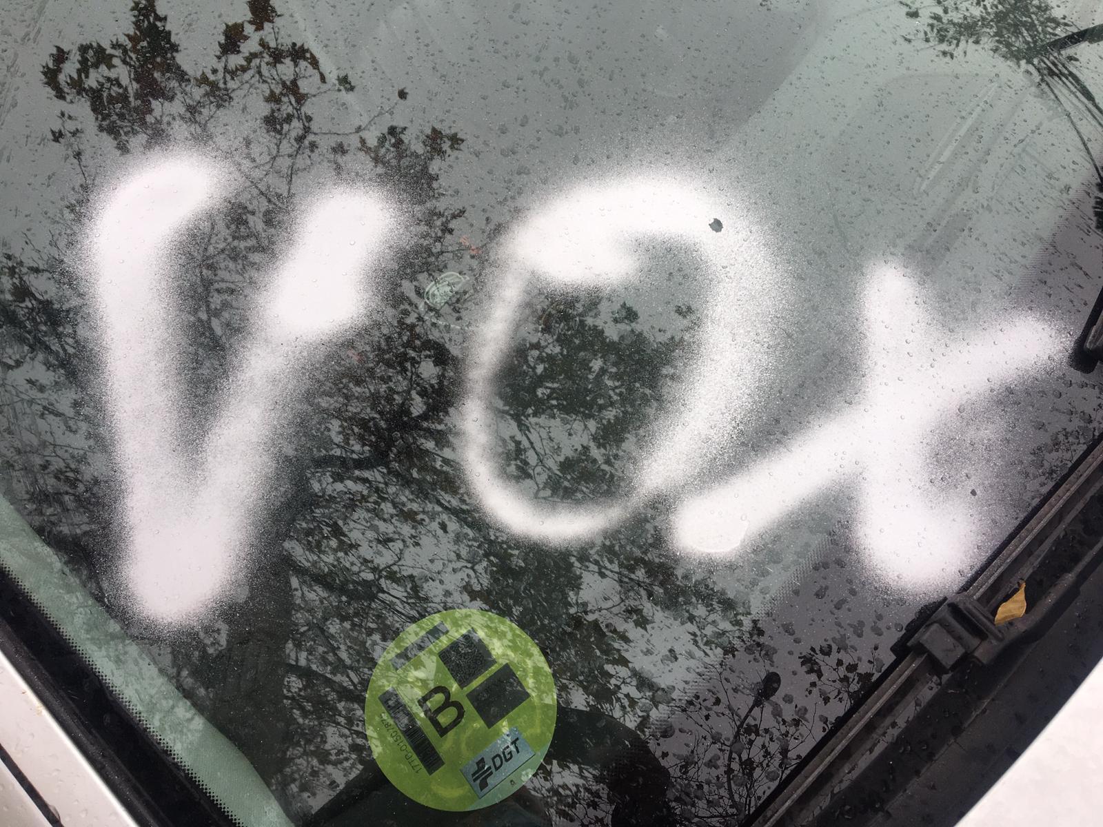 Pintada en el coche de Antonio Miguel Carmona. 