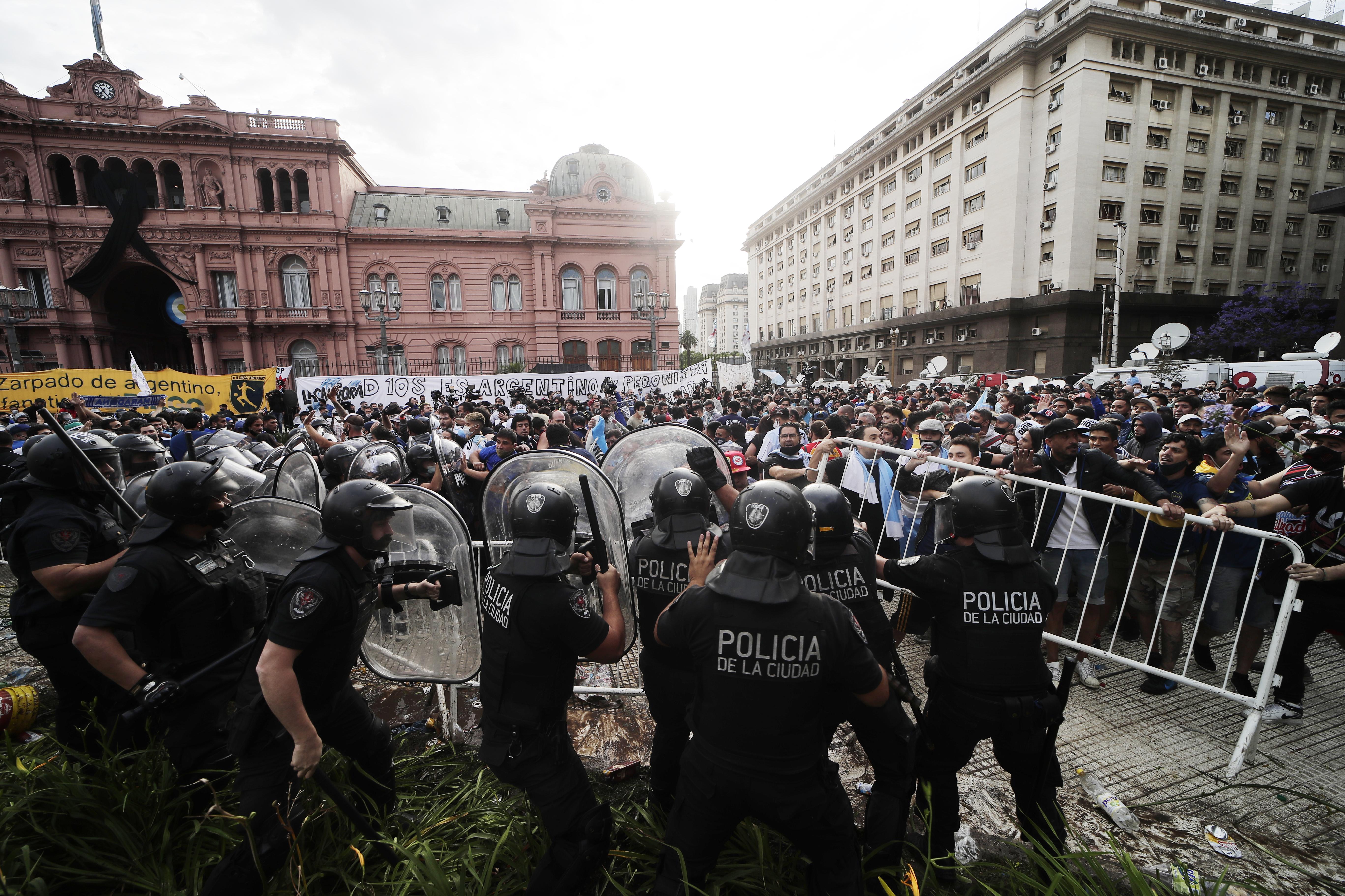 Decenas de personas intentan acceder a la Casa Rosada. EP.