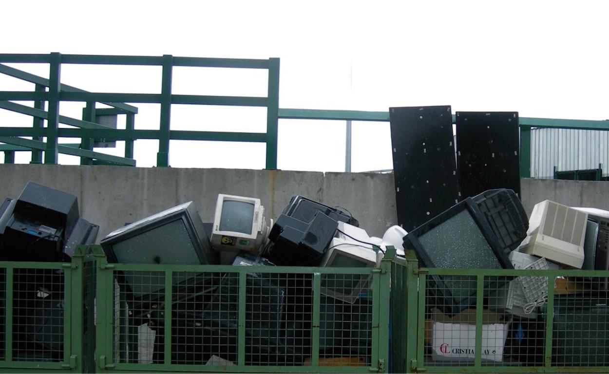 Electrodomésticos en un punto de reciclaje.