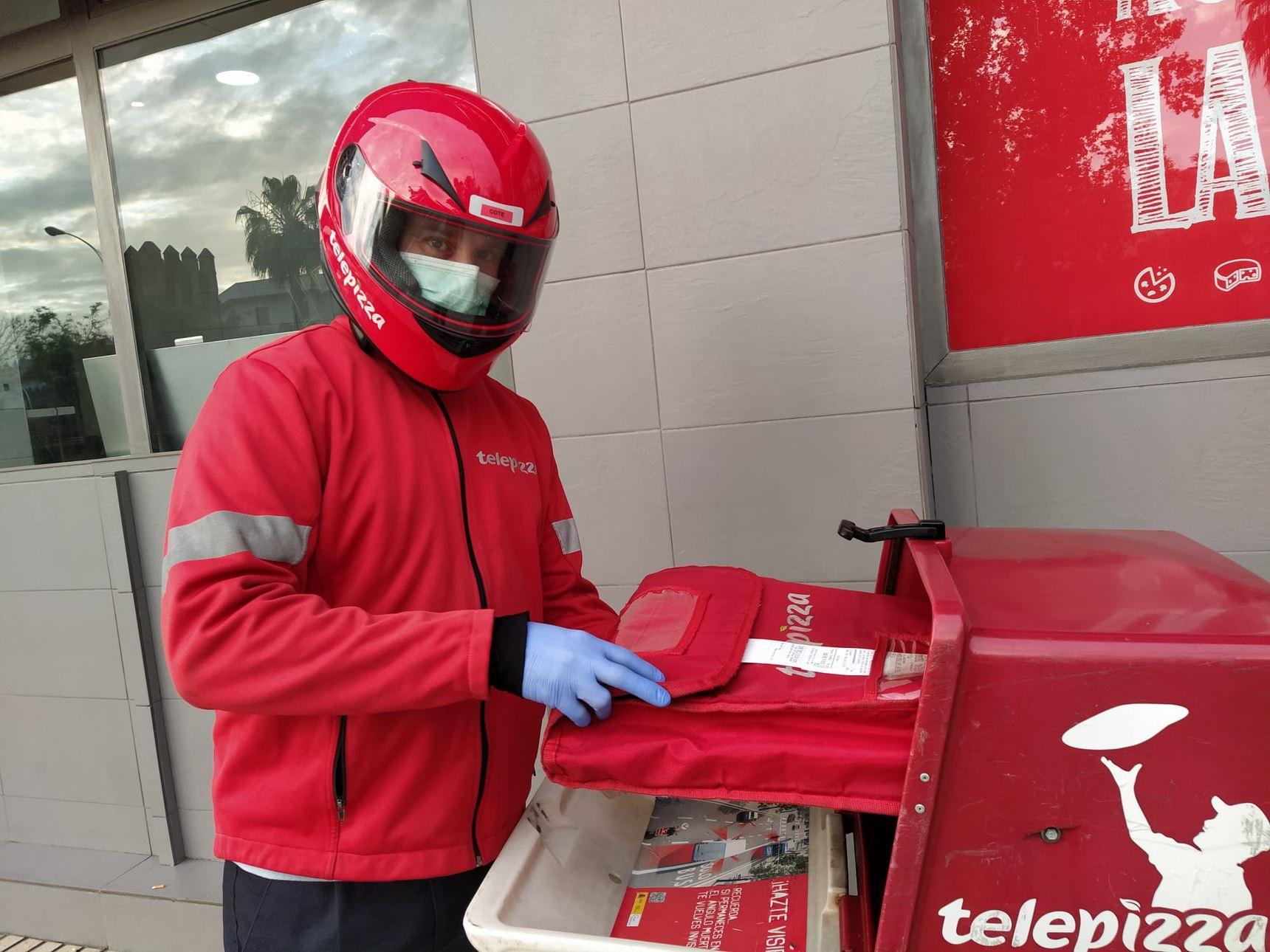 Imagen de recurso de un trabajador de Telepizza. Fuente: Europa Press.