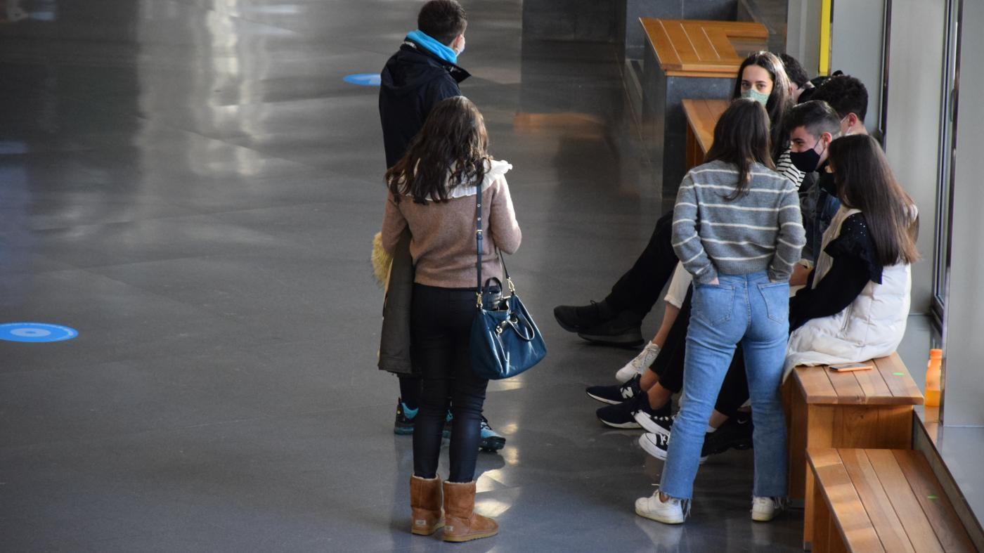 Estudiantes se reúnen en un espacio común del campus universitario. Fuente: Europa Press.
