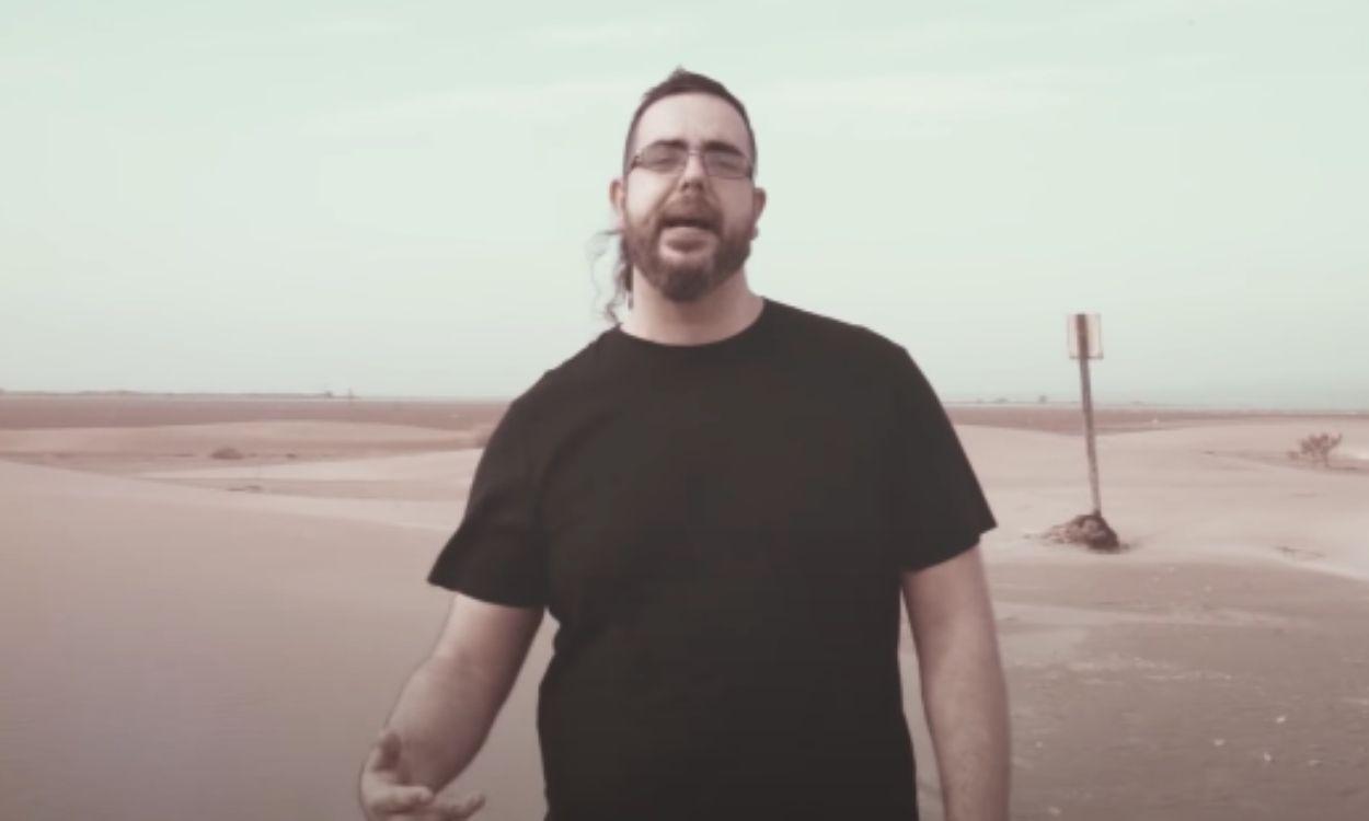 Microbio durante el videoclip de Serlo Todo