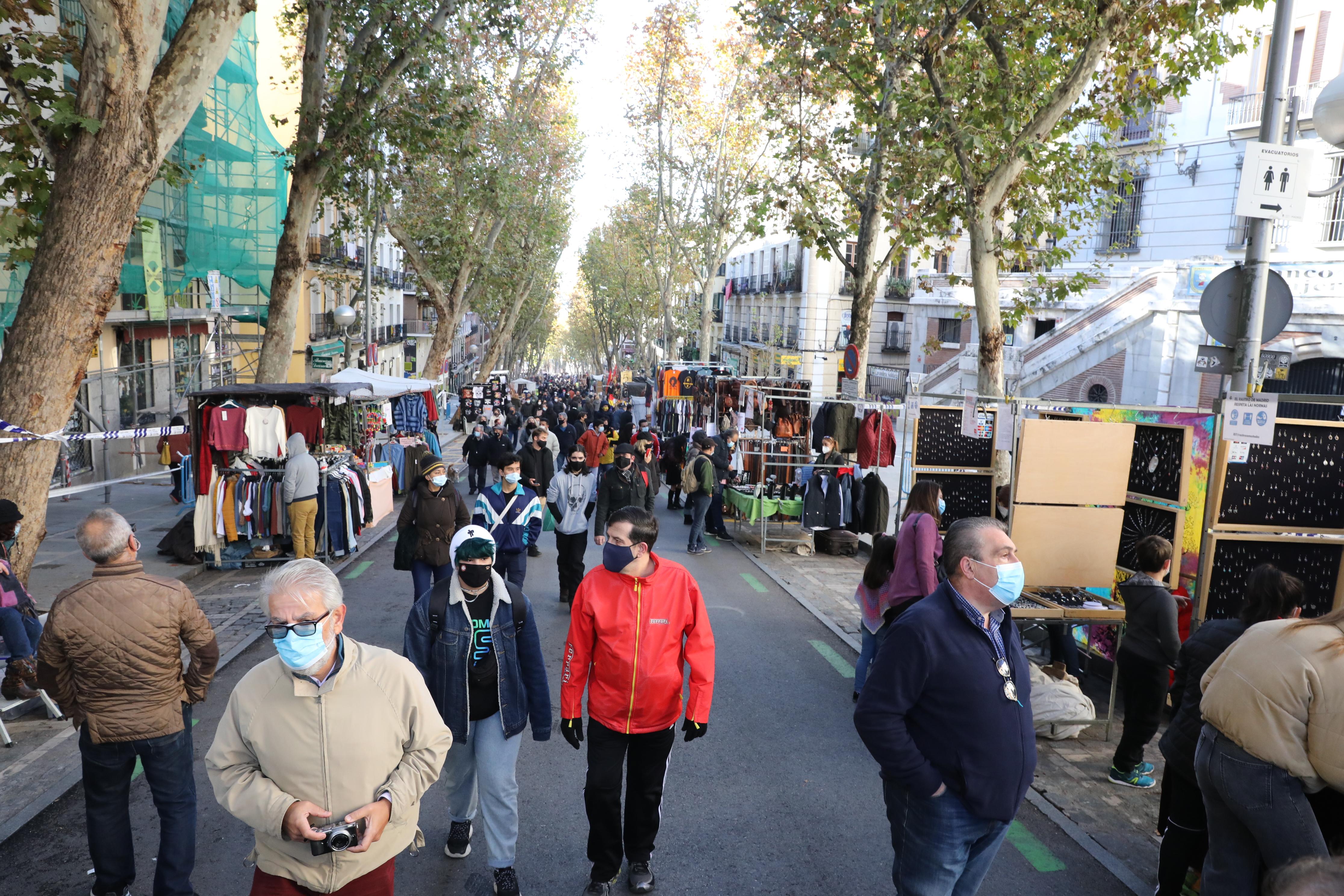 Varias personas caminan por la calle Ribera de Curtidores el día de la reapertura del Rastro, en Madrid. Fuente: Europa Press.