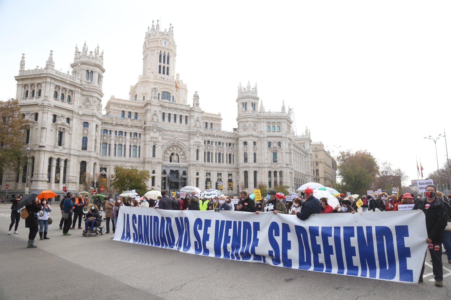 Miles de personas marchan por el centro de Madrid en defensa de la sanidad pública y contra las privatizaciones del PP. Fuente: Twitter.
