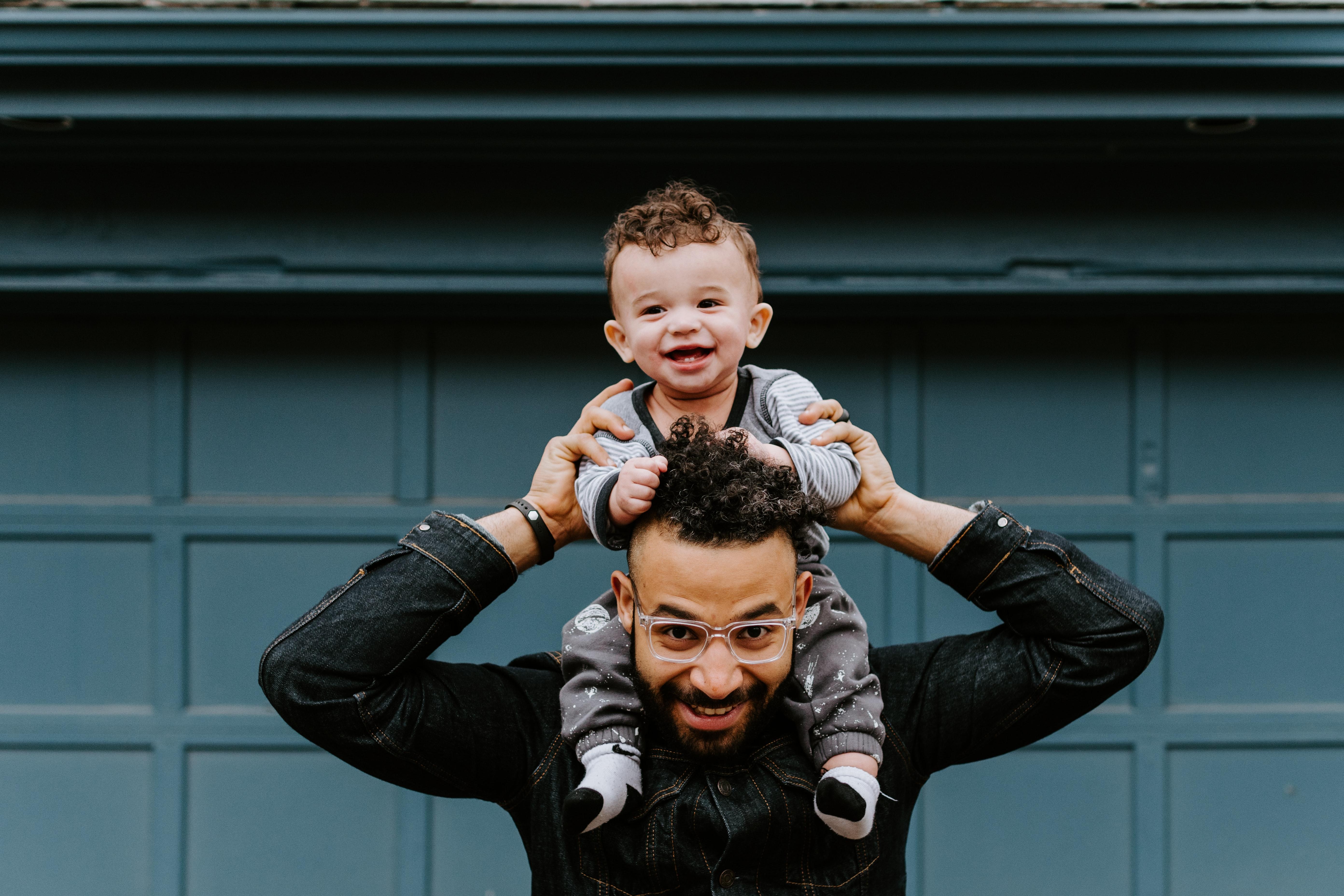 Un padre y su hijo. Unsplash