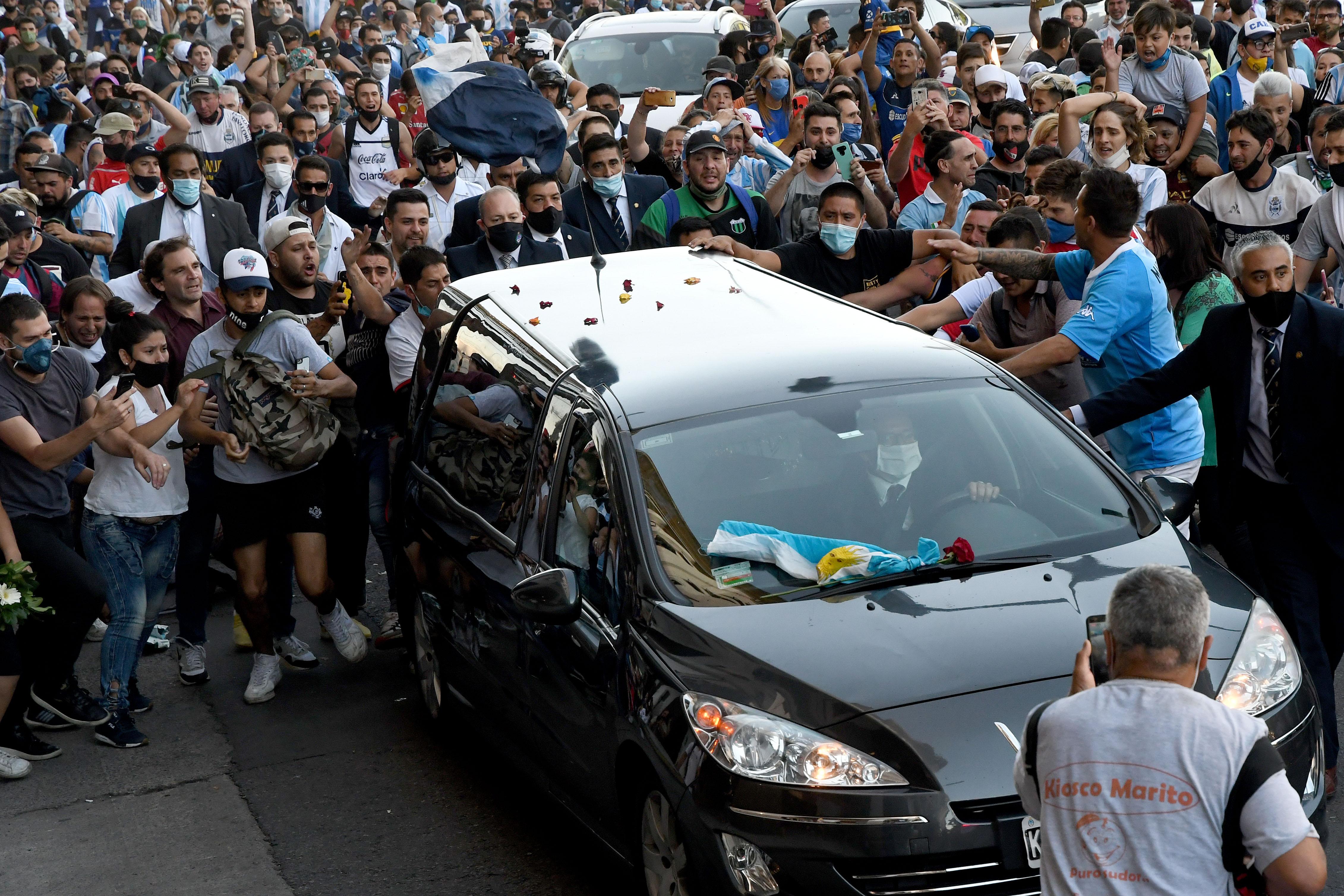 Imputan al médico de Maradona por posible "homicidio doloso" debido a una negligencia