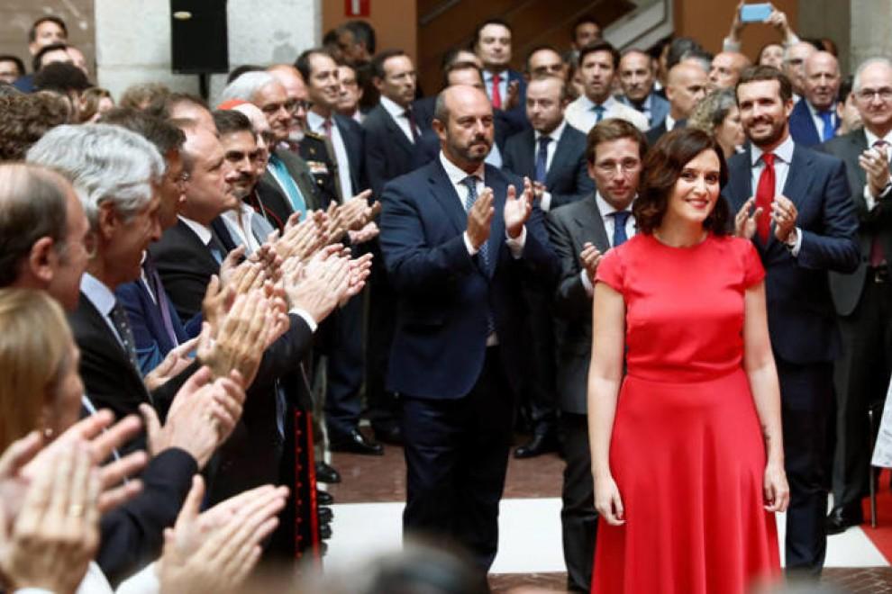 Casado aplaude a Ayuso Casado aplaude a Ayuso