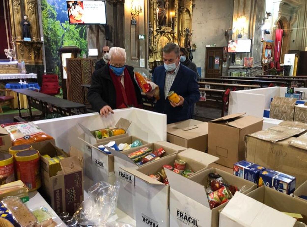 El padre Ángel ha instalado una gran cesta de Navidad en la Iglesia de San Antón. Mensajeros de la Paz