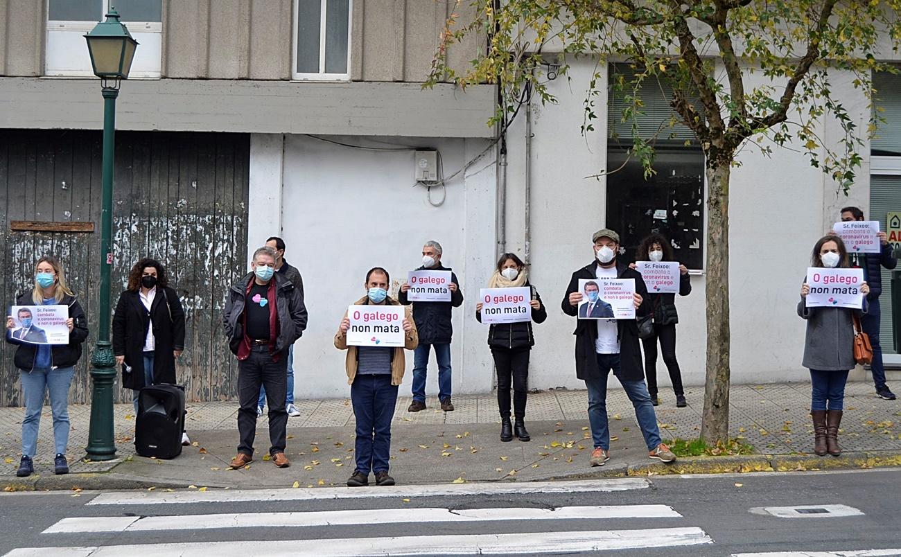 Imagen de protesta ante el Parlamento de Galicia para pedir a Feijóo que "defienda a Galicia y el gallego" (Foto: Europa Press).