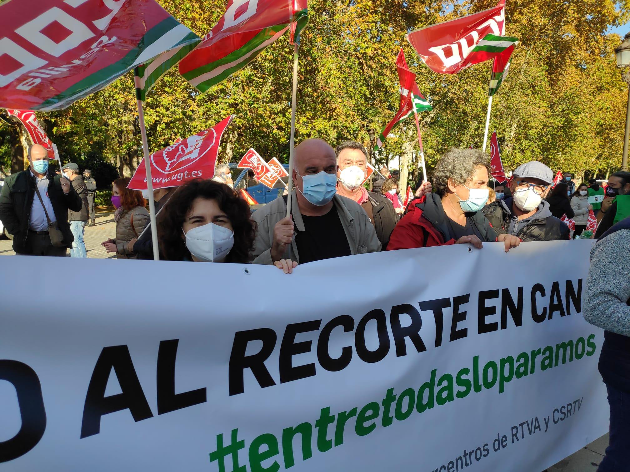 Varios trabajadores de Canal Sur se concentran a las puertas de la Presidencia de la Junta