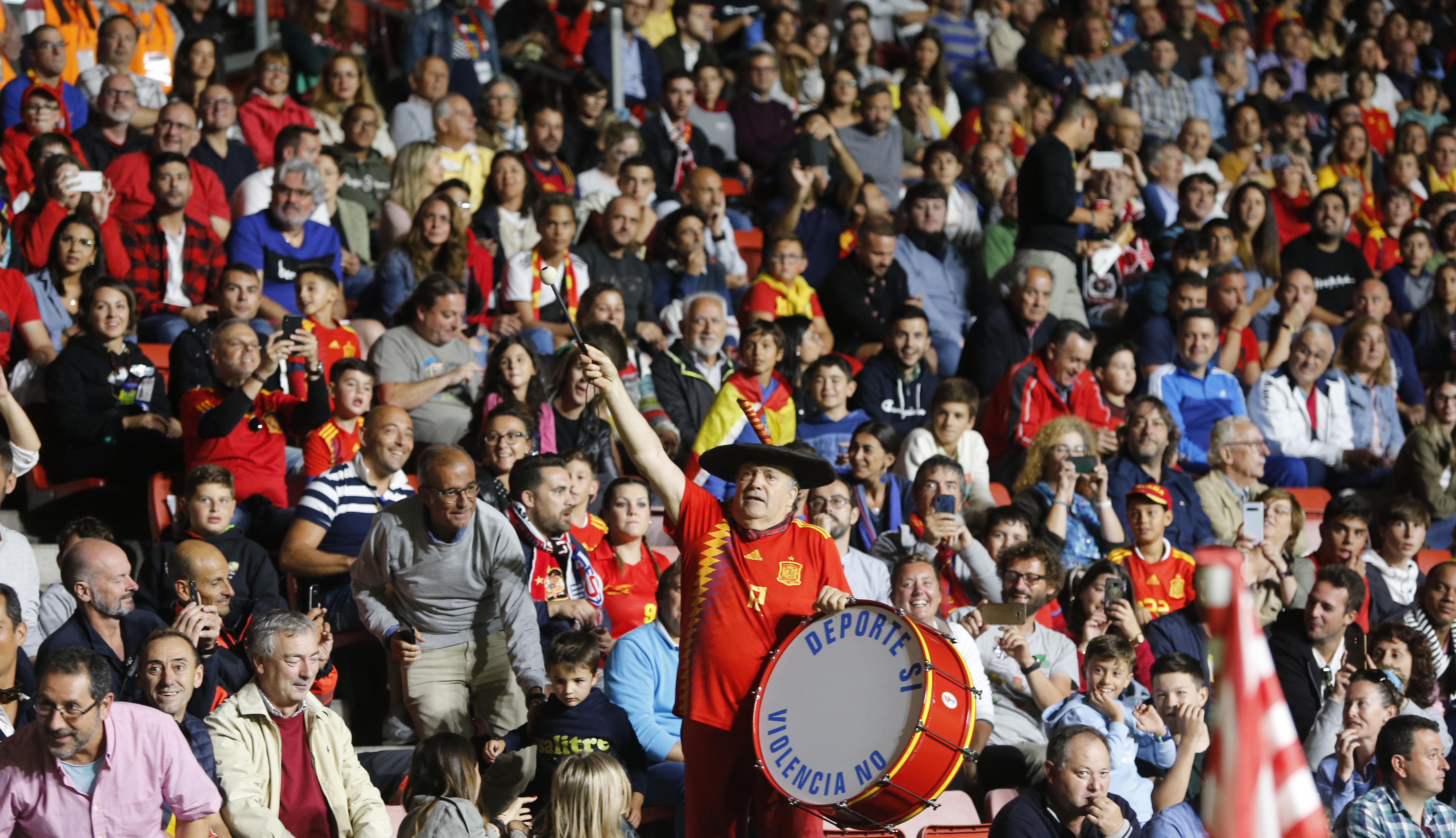 Parte del público observa a la Selección Española de Fútbol contra las Islas Feroe en el estadio de El Molinón (Gijón). Fuente: Europa Press.