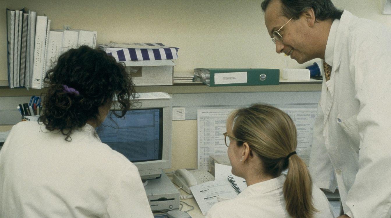 Instituto de Investigación del Sida, enero de 1996. El Dr. Bonaventura Clotet, director de IrsiCaixa, con dos investigadoras
