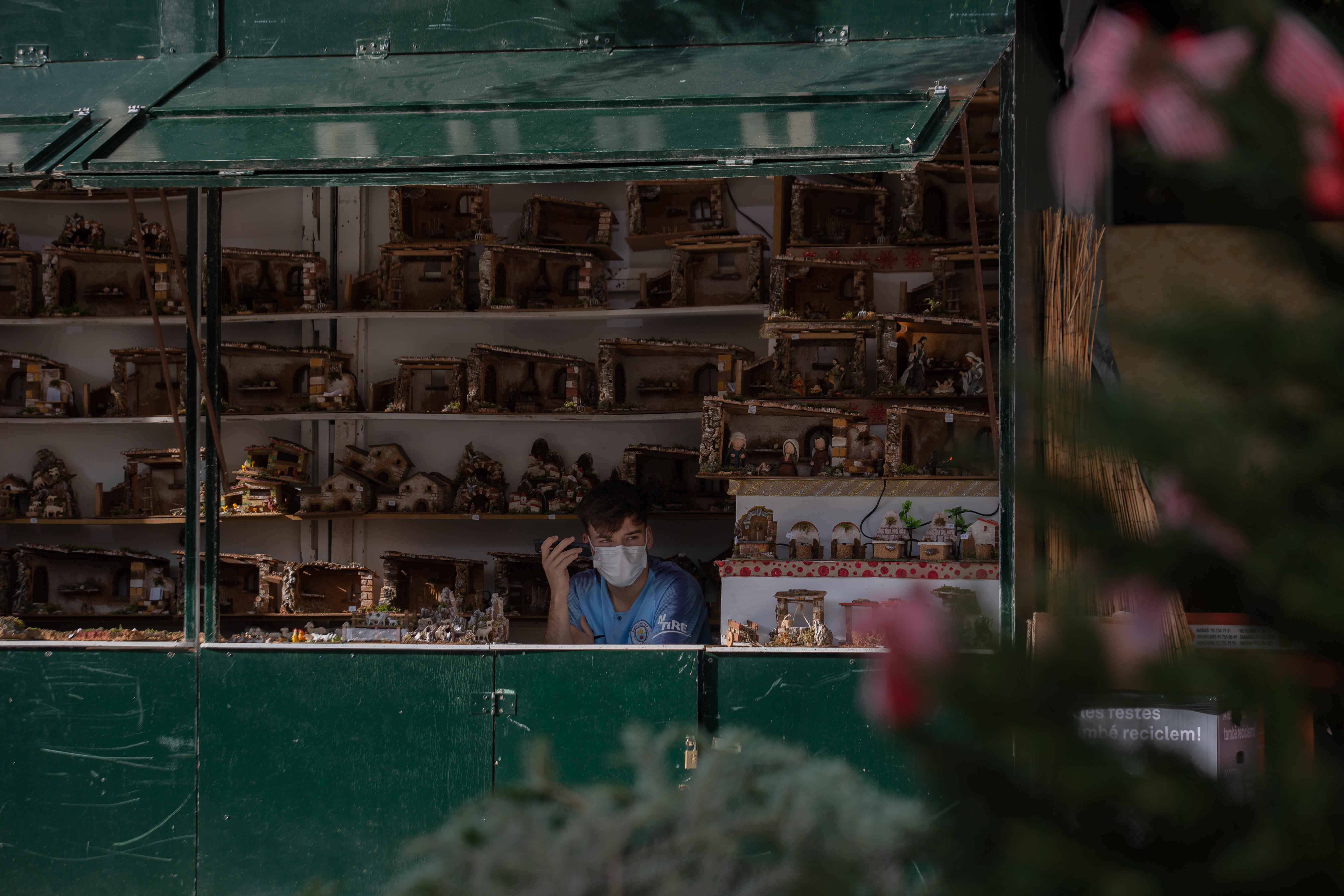 Uno de los 121 puestos que año forman parte de la 'Fira de Santa Llúcia', el mercado de Navidad más antiguo de Barcelona