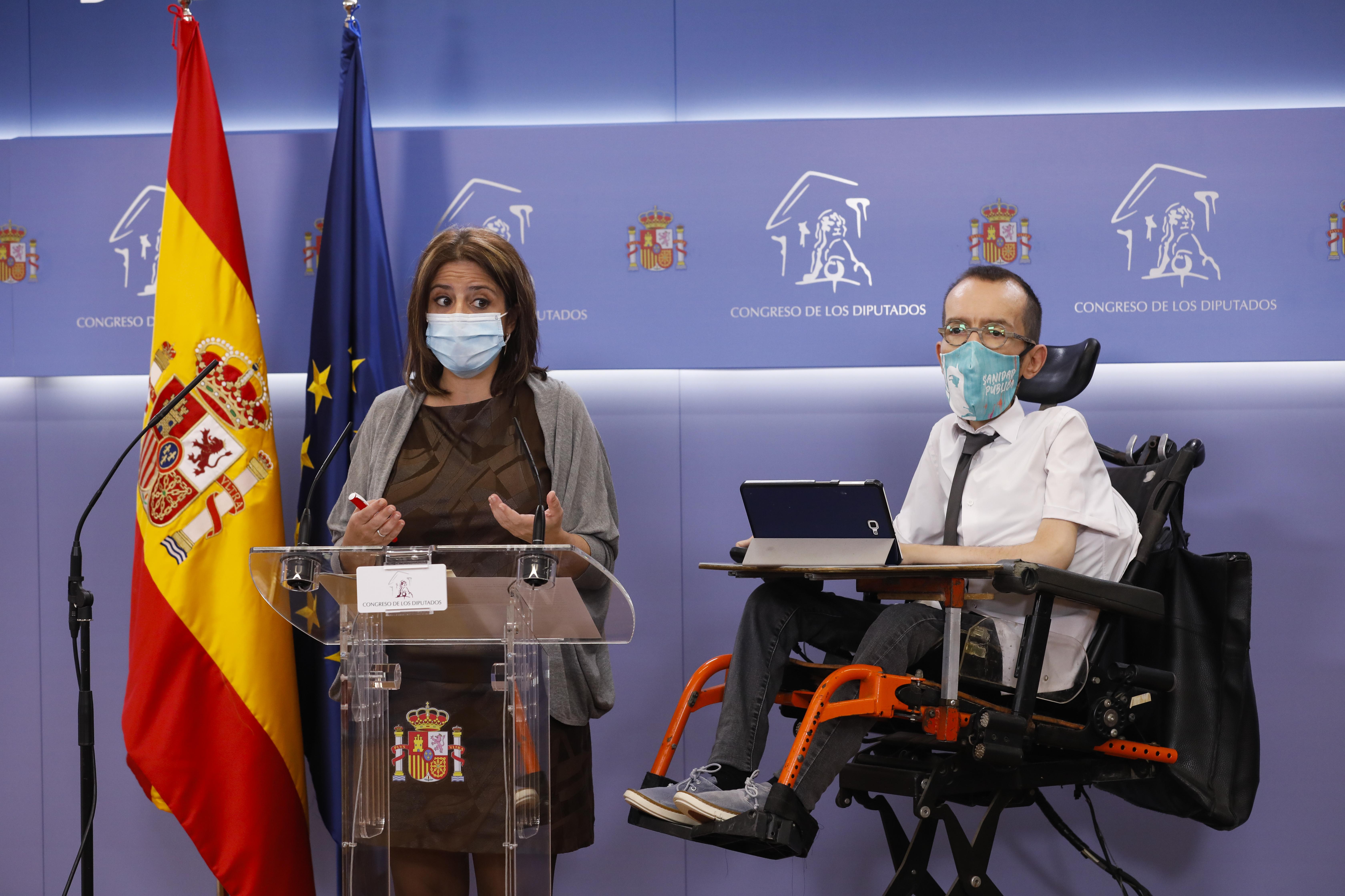 La portavoz del PSOE en el Congreso, Adriana Lastra, junto al portavoz de Unidas Podemos, Pablo Echenique, en la sala de prensa de la Cámara Baja. Europa Press