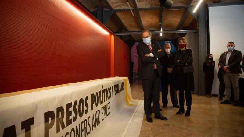 El expresident de la Generalitat, Quim Torra, contempla la pancarta por la que fue inhabilitado en el Museo de Historia de Cataluña. Europa Press.