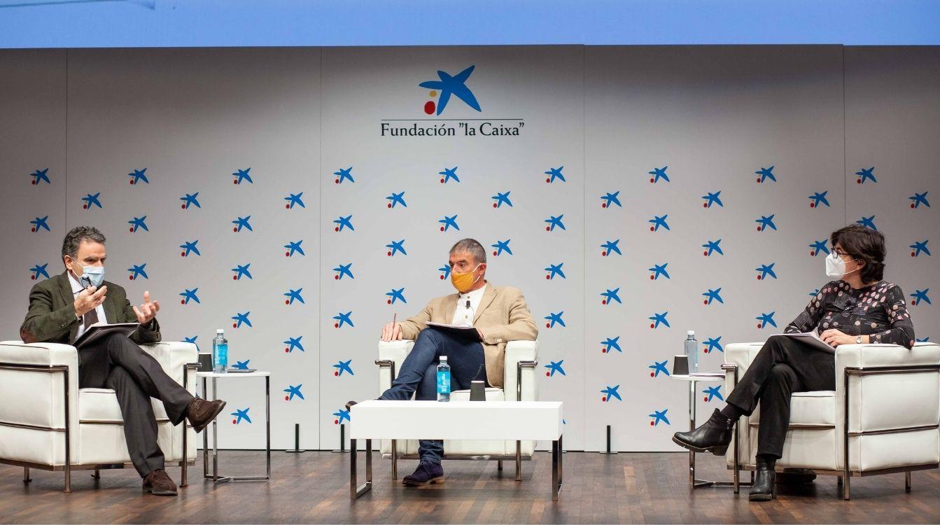 De izquierda a derechael periodista Rafael Vilasanjuan, el profesor de la UNED Luis Camarero y la catedrática de la Universidad de Alcalá de Henares, Olga Cantó De izquierda a derechael periodista Rafael Vilasanjuan, el profesor de la UNED Luis Camarero y la catedrática de la Universidad de Alcalá de Henares, Olga Cantó