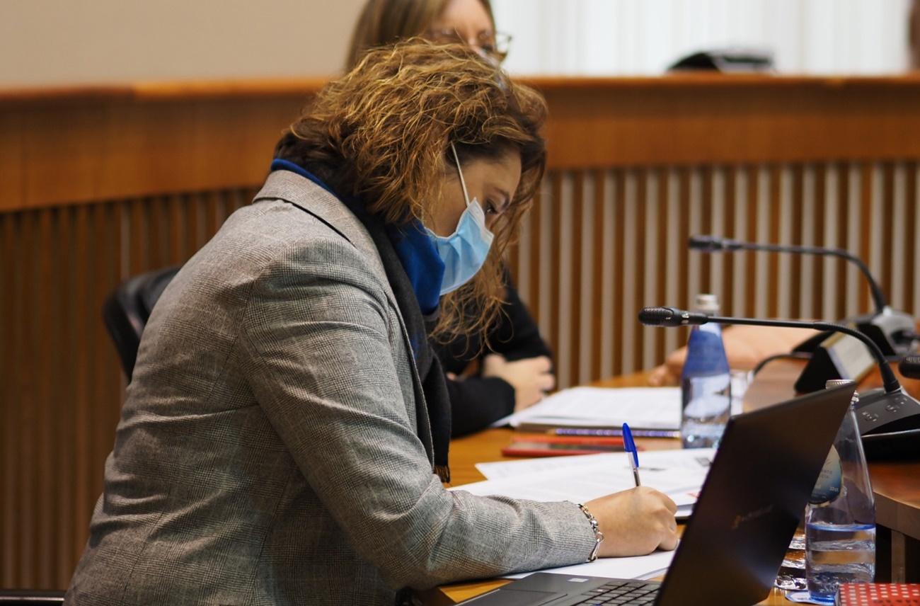 Patricia Otero, parlamentaria del PSdeG, hoy en la comisión donde ha preguntado sobre el tema de Riotorto (Foto: PSdeG).