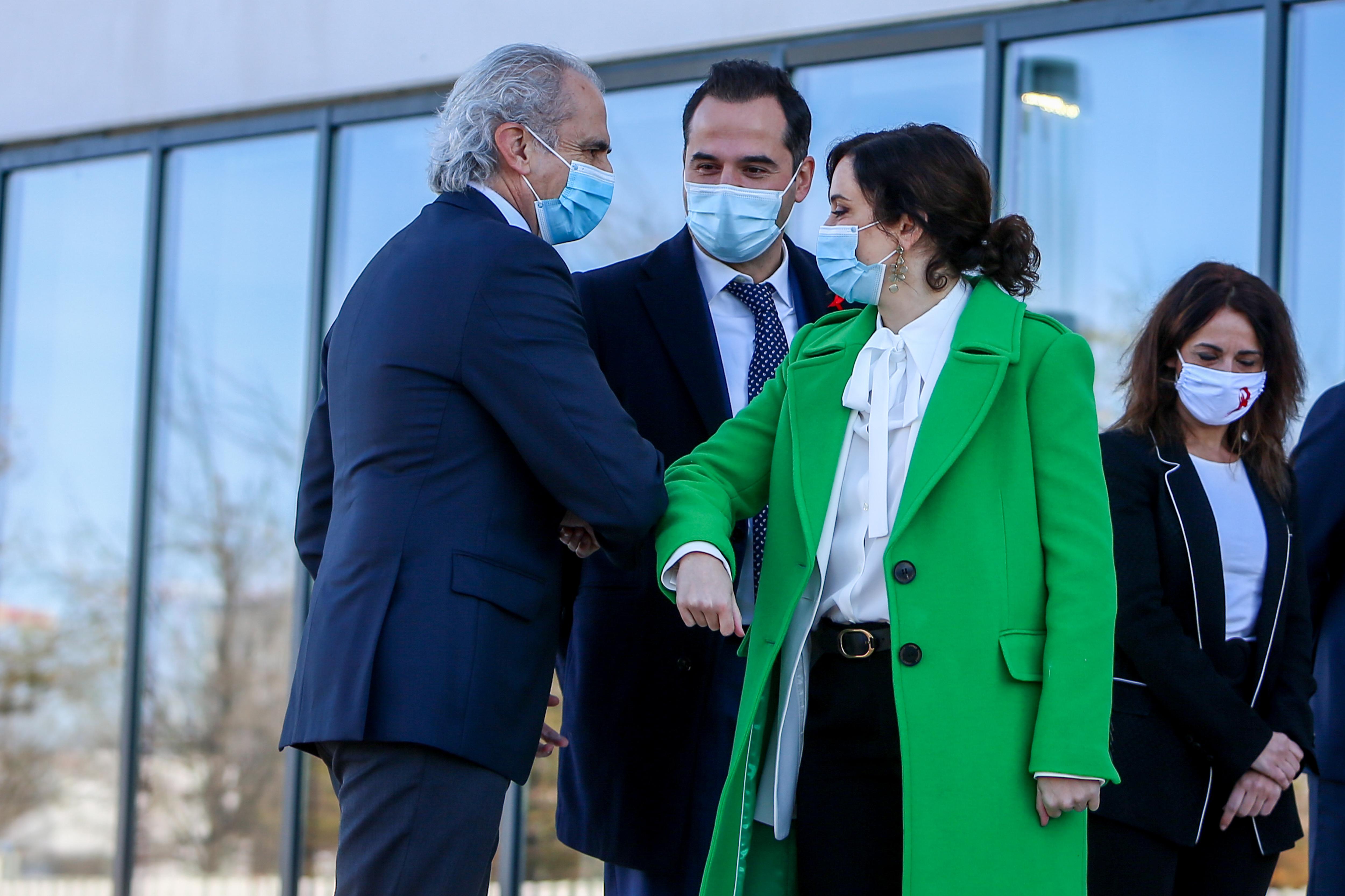 Enrique Ruiz Escudero, Ignacio Aguado e Isabel Díaz Ayuso durante la inauguración del hospital Zendal. EP