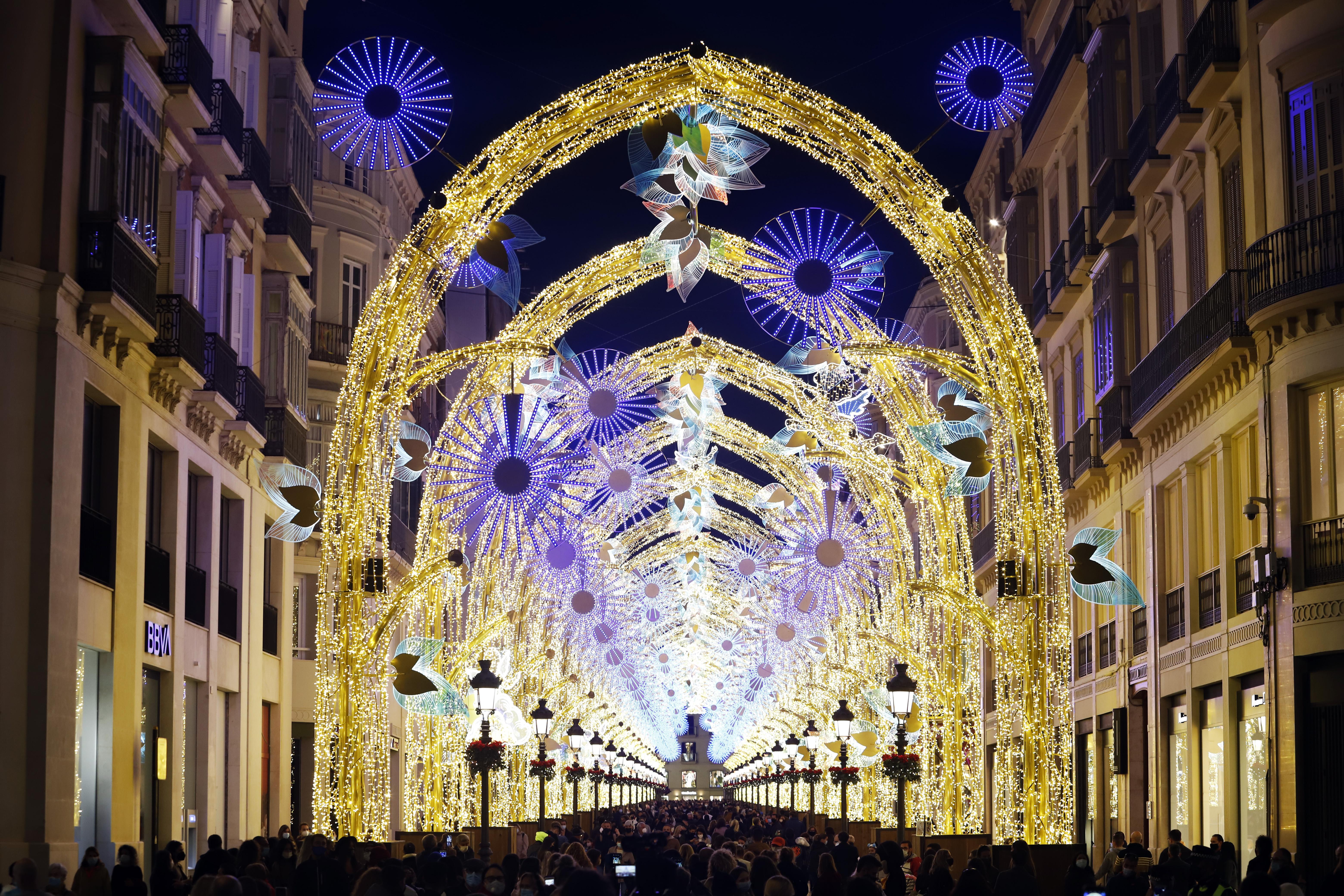 Inauguración de las luces navideñas en la céntrica calle Larios de Málaga, que este año no celebrará su tradicional espectáculo de luz y sonido a causa de las restricciones impuestas por la Covid-19