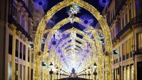 Inauguración de las luces navideñas en la céntrica calle Larios de Málaga, que este año no celebrará su tradicional espectáculo de luz y sonido a causa de las restricciones impuestas por la Covid-19