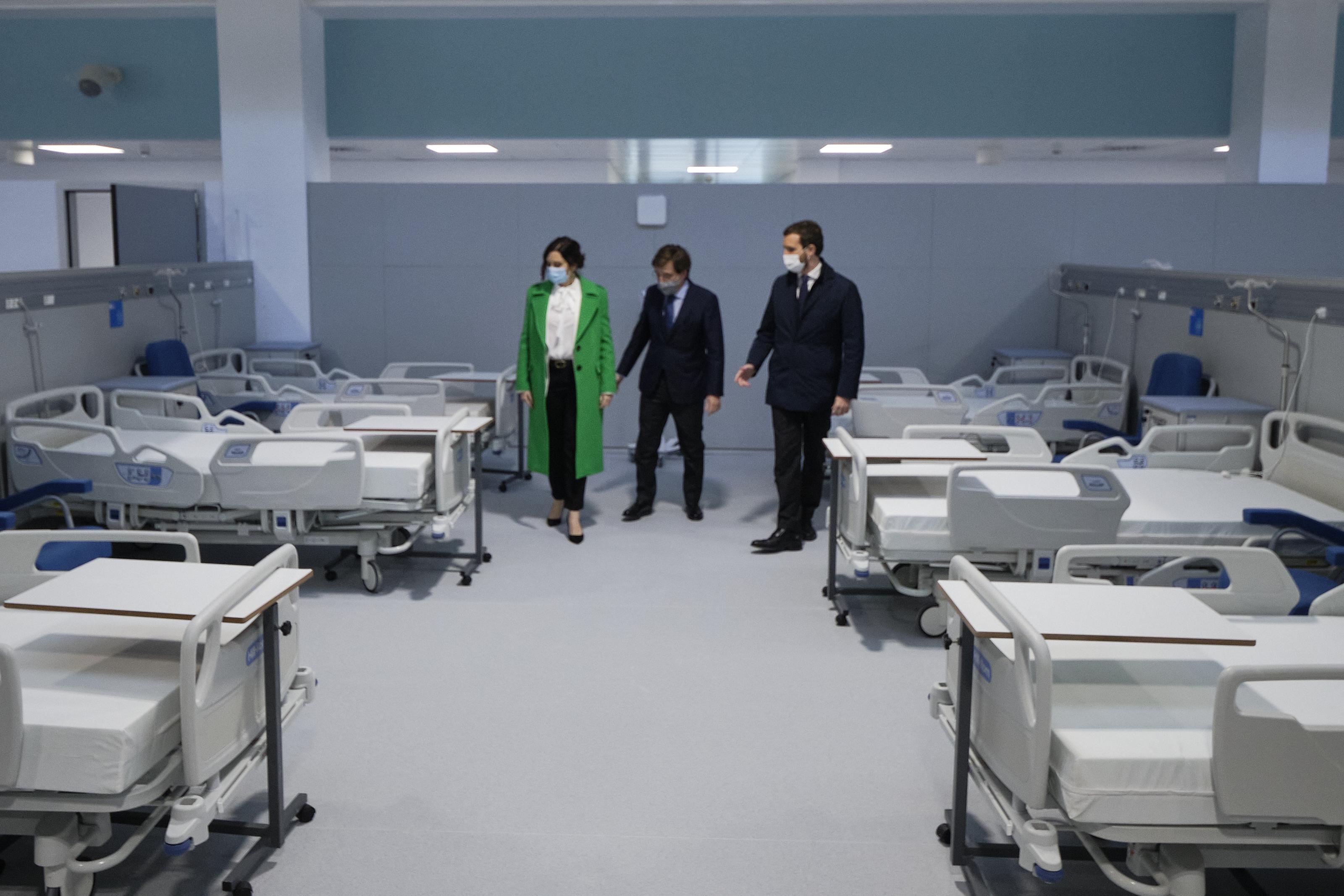 La presidenta de la Comunidad, Isabel Díaz Ayuso, junto al alcalde de Madrid, José Luis Martínez Almeida (c) y Pablo Casado (d) durante la inauguración del Hospital Isabel Zendal. J, Hellín.