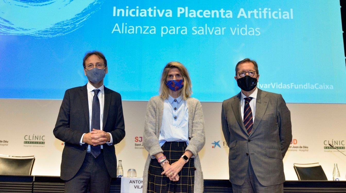 De izquierda a derecha  Eduard Gratacós, director de BCNatal y líder del proyecto; Luisa Martínez, madre de un bebé prematuro, y Antonio Vila, director general de la Fundación ”la Caixa”