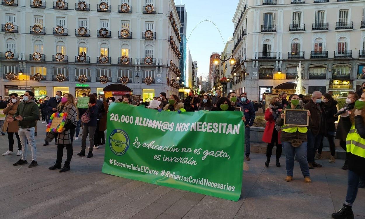 PSOE, Podemos y Más Madrid se unen a la concentración de docentes en Sol para pedir la renovación de contratos Covid