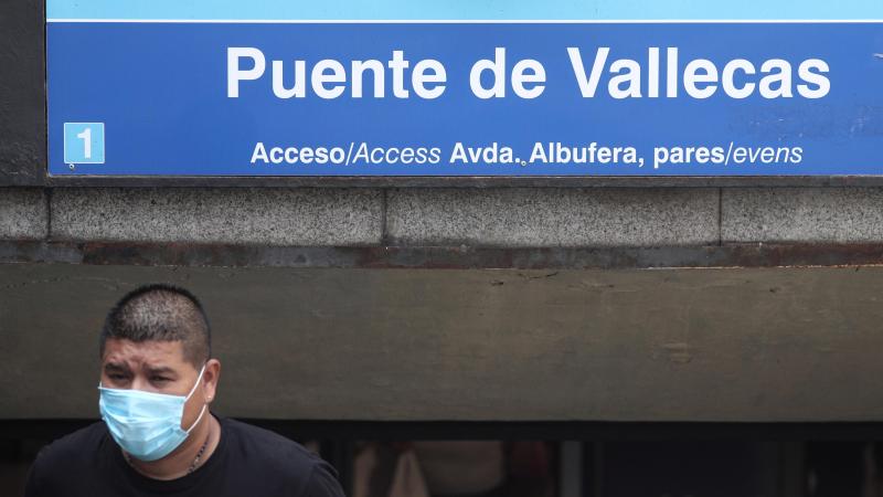 Un hombre sale del metro de Puente de Vallecas, en Madrid. Eduardo Parra / EP.