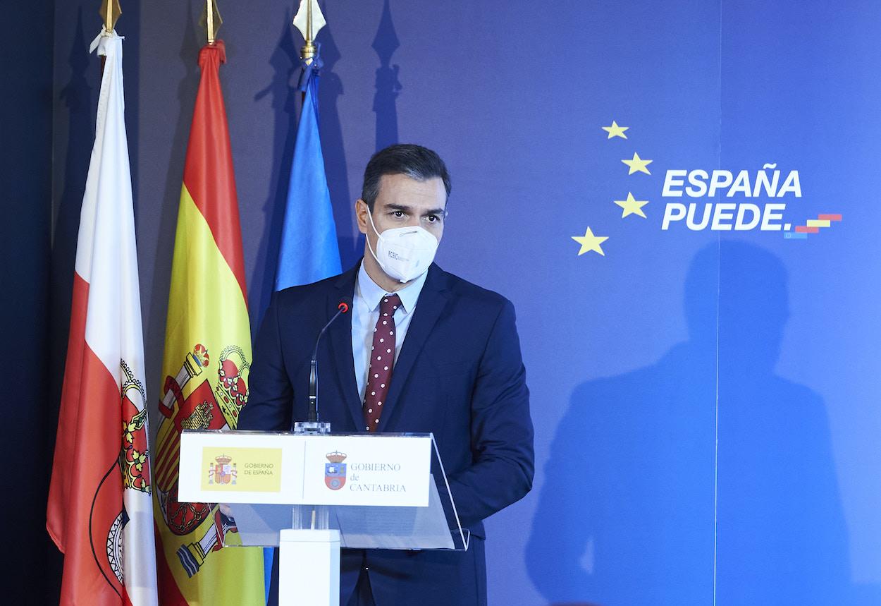 El presidente del Gobierno, Pedro Sánchez, comparece en rueda de prensa en la Capilla del Seminario Mayor de Comillas, Cantabria