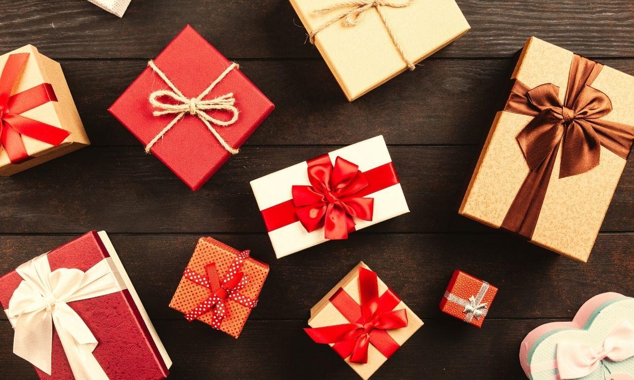 Paquetes de regalos navideños