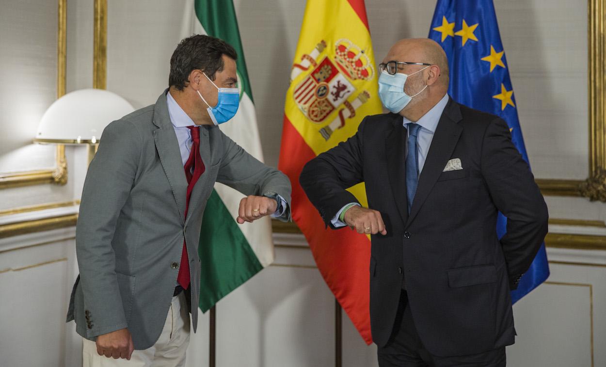 Juan Manuel Moreno, presidente de la Junta, y Alejandro Hernández, portavoz de Vox. MARÍA JOSÉ LÓPEZ/EP